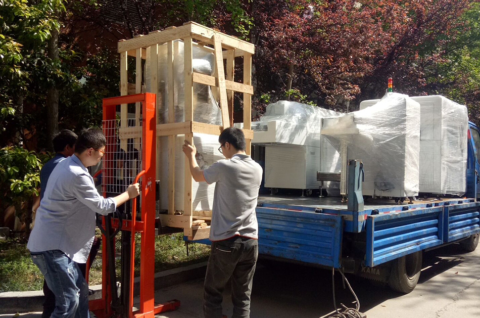 丹陽(yáng)客戶SMT設(shè)備專車送貨，貨到上門安裝調(diào)試